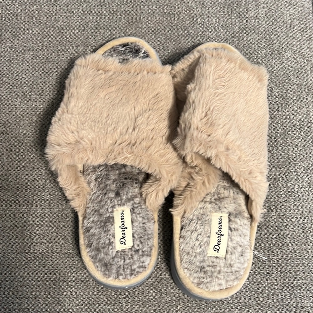 NWOT Women’s Dearfoam Slipperss